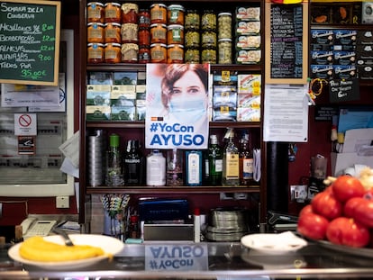 Cartel de apoyo a Isabel Díaz Ayuso en el bar "La Parroquia de Pablo" de la calle de Ponzano, a unas semanas de las elecciones de mayo de 2021.