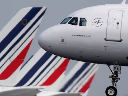 Un avión de Air France, en el aeropuerto Charles-de-Gaulle (París). 