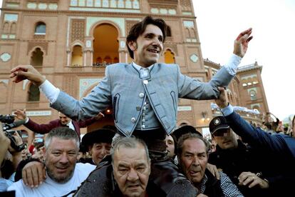 Los rejoneadores Diego Ventura (centro) y Andy Cartagena (a la izquierda, detrás) salen por la puerta grande de Las Ventas.