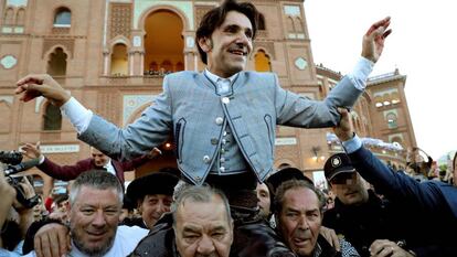 Los rejoneadores Diego Ventura (centro) y Andy Cartagena (a la izquierda, detrás) salen por la puerta grande de Las Ventas.