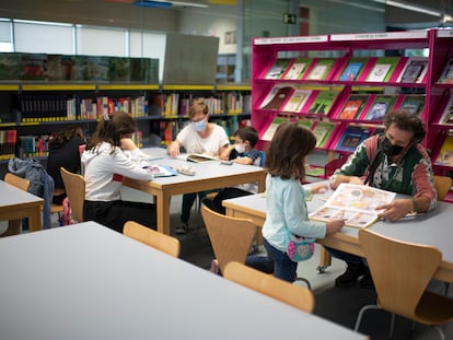 Varios padres con sus hijos, el martes por la tarde en la biblioteca María Moliner de Villaverde.