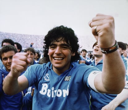 La superestrella del fútbol argentino, Diego Armando Maradona, celebra la victoria del Nápoles, entonces su equipo, tras ganar la Liga italiana en 1987.