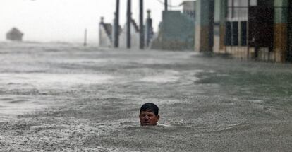 Un hombre nada en una zona inundada del Malecón en La Habana, Cuba. 