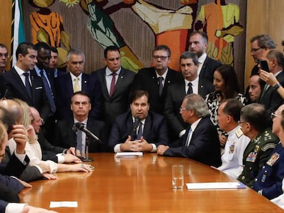 Bolsonaro, Maia e ministros na Câmara.