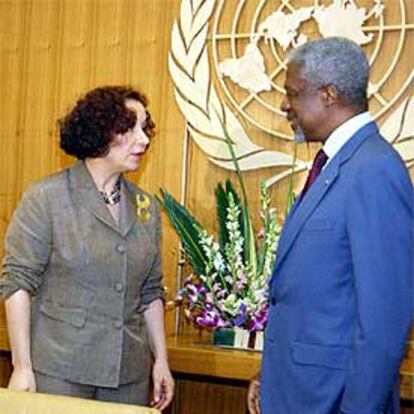 Ana Palacio conversa con Kofi Annan en la sede de Naciones Unidas, en Nueva York.