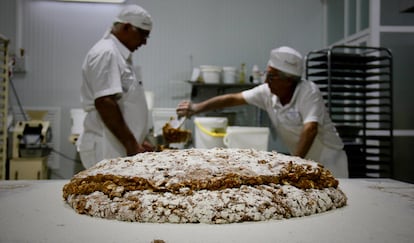 La torta de alfajor que se forma al sacar la masa de la olla donde se mezclan los ingredientes de forma manual con ayuda de un palo.