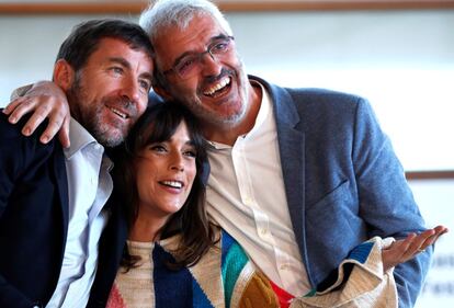 Los actores Antonio de la Torre (izquierda), Belén Cuesta y Vicente Vergara, durante el photocall de la película 'La trinchera infinita', este domingo en San Sebastián.