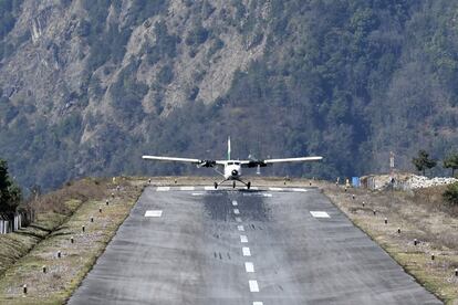 Construido en 1964 en la pequeña localidad de Lukla, este aeropuerto, considerado uno de los más peligrosos del mundo para tomar tierra, es la forma más rápida de llegar al campamento base del monte Everest desde <a href="https://elviajero.elpais.com/tag/nepal/a" target="_blank">Nepal </a>.