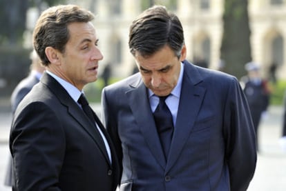 El presidente francés Nicolás Sarkozy, a la izquierda, charla con el primer ministro, François Fillon, en los Campos Elíseos de París, en mayo de 2010.
