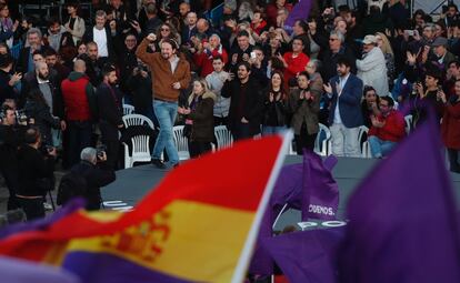 Pablo Iglesias, líder de Unidas Podemos, saluda al inicio del mitin del partido en Madrid.