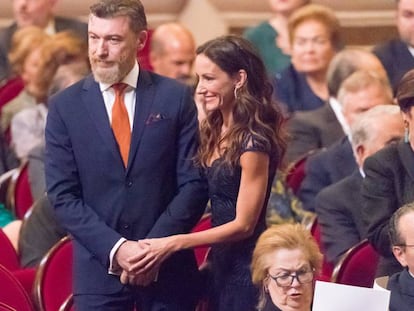 Telma Ortiz y su pareja, Robert Gavin Bonnar, en el teatro Campoamor de Oviedo, donde se celebraron los Premios Princesa de Asturias 2019.