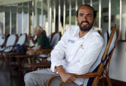 El nadador Jaime Caballero en la terraza del Club Naútico,  en San Sebastián.