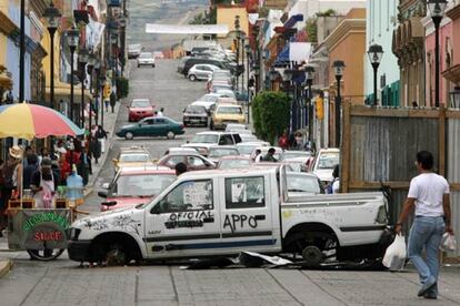 Una camioneta hace de barricada en una de las calles de la ciudad de Oaxaca.