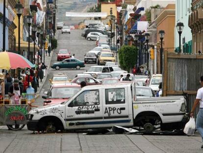 Una camioneta hace de barricada en una de las calles de la ciudad de Oaxaca.