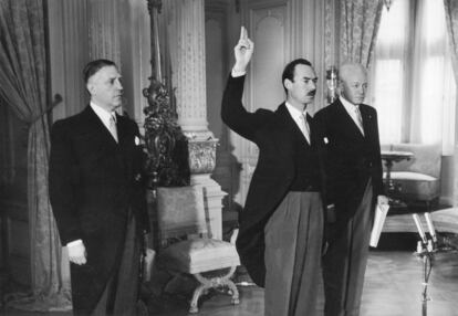 Juan, hijo de la Gran Duquesa de Luxemburgo, presta juramento para ascender al trono. Junto a él aparecen el ministro de Estado Pierre Werner (a la izquierda) y el mariscal Alfred Loesch, el 12 de noviembre de 1964.