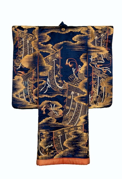 El kimono de novia del siglo XIX que abre la exposición del Wereldmuseum (Róterdam), salpicado de aves fénix, grullas y tortugas, considerados símbolos de una vida larga y feliz.