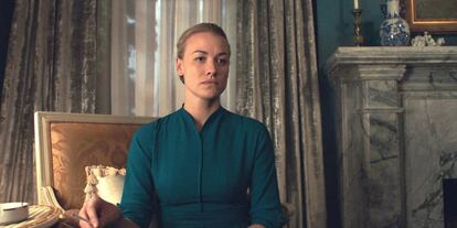 Yvonne Strahovski como Serena Joy en 'The Handmaid's Tale'.