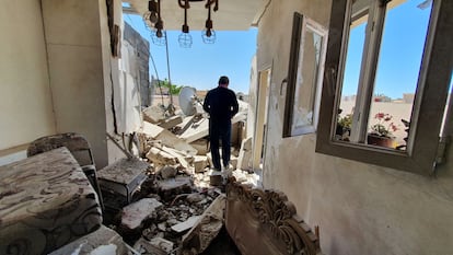 Un edificio dañado en Trípoli por los bombardeos de las fuerzas de Jalifa Hafter, el pasado mayo.