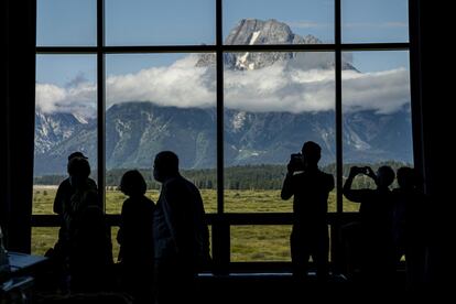 Los asistentes al simposio de Jackson Hole, en el estado de Wyoming (EE UU), sacan fotos a las montañas Grand Teton durante una de las jornadas.