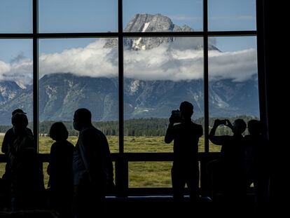 Los asistentes al simposio de Jackson Hole, en el estado de Wyoming (EE UU), sacan fotos a las montañas Grand Teton durante una de las jornadas.