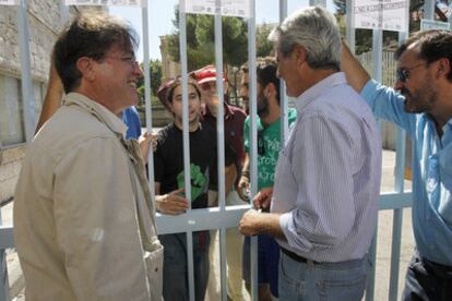 Los secretarios generales de Madrid de CC OO, Javier López (i) y de UGT, José Ricardo Martínez (d), conversan con el grupo de profesores encerrados.