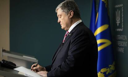 Petro Poroshenko firma la ley que da por terminado el tratado de amistad con Rusia, este lunes en Kiev.