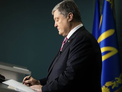 Petro Poroshenko firma la ley que da por terminado el tratado de amistad con Rusia, este lunes en Kiev.