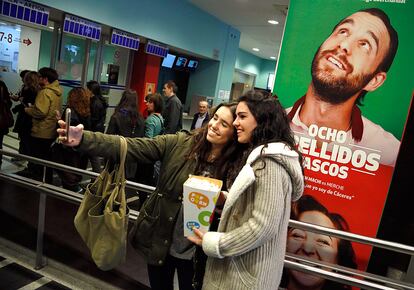 Comienza la sexta edición de la Fiesta del Cine, que se celebra hasta el miércoles, 2 de abril, en casi 3.000 pantallas de toda España, con entradas que se podrán adquirir por 2,90 euros tanto en las taquillas como en cajeros, sin coste adicional. En la imagen, dos chicas se hacen una foto en el interior de un cine en San Sebastián.