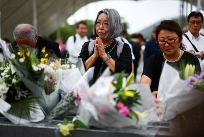 Varios asistentes rezan en el parque de la Paz de Nagasaki, este sábado.