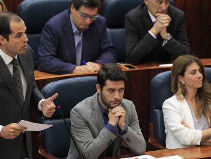 Ignacio Aguado, se dirige a Cristina Cifuentes durante la sesi&oacute;n plenaria hoy en la Asamblea de Madrid. 