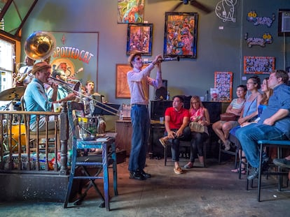 Una banda toca en The Spotted Cat, club de jazz en la Frenchmen Street de New Orleans (Estados Unidos).