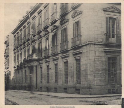 A lo largo de su historia, el Banco de España ha estado en varias sedes, una de elllas fue este edificio de la calle de Atocha, en Madrid, anterior a la que se hoy se conoce en la plaza de la Cibeles.