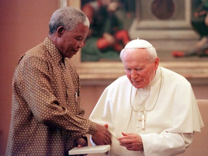 O papa João Paulo II recebe o presidente sul-africano, Nelson Mandela, em audiência privada no Vaticano em junho de 1998.