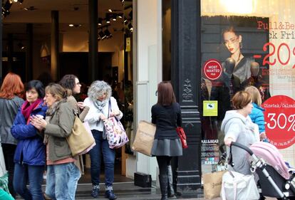 Ambiente de compras en Gran Vía de Bilbao.