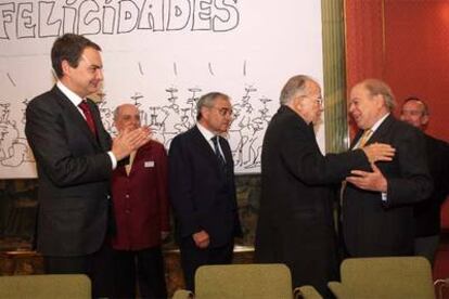 De izquierda a derecha, Zapatero y Martín Villa observan el saludo entre Carrillo y Pujol.