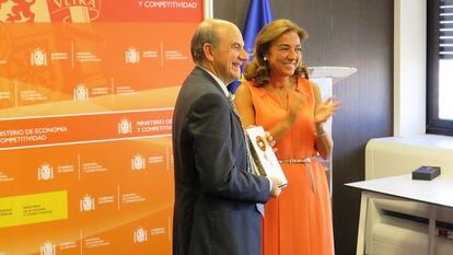 Luis Vega González, director del BCAM, recibe el premio de mano de Carmen Vela
