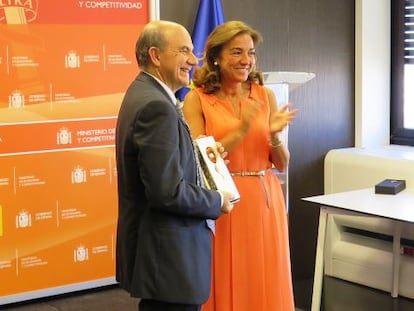 Luis Vega González, director del BCAM, recibe el premio de mano de Carmen Vela