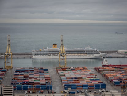 El puerto de Barcelona, visto desde Montjuïc.