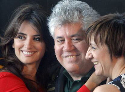 Pedro Almodóvar, entre Penélope Cruz y Blanca Portillo, en la presentación de <i>Los abrazos rotos.</i>