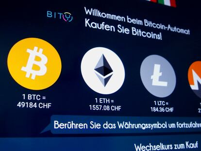 Principales monedas electrónicas en un cajero de criptomonedas en Zúrich (Suiza), en marzo.