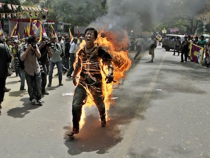 Un activista tibetano se inmola en Nueva Delhi el pasado 26 de marzo, durante la visita del presidente chino a India.