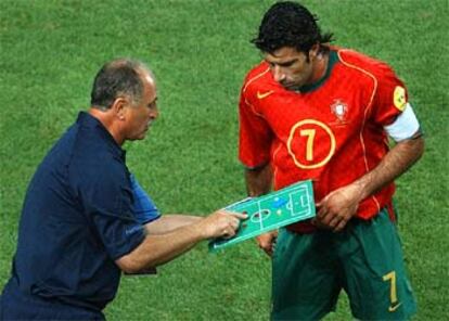 Figo atiende las indicaciones en la pizarra del seleccionador, Scolari, tras la realización de un cambio en Portugal.