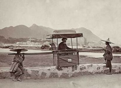 PALANQUÍN. 1870-1880. Esta imagen pertenece a Afong Lai, una de las firmas chinas que se apuntaron a la fotografía pese a las supersticiones de los nativos.