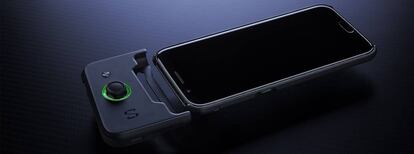 El nuevo móvil de la marca china Xiaomi, con su accesorio de controles para vídeojuegos.