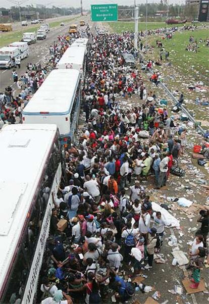 Cientos de habitantes de Nueva Orleans son evacuados en autobuses.