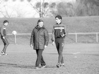 Pedrag Pasic, a la derecha, en su época en el Stuttgart, conversa con el técnico Otto Baric.