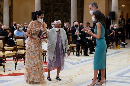 
Los reyes Felipe VI y Letizia entregaron este miércoles las Medallas de Oro al Mérito en las Bellas Artes 2018 y 2019 en el Palacio de El Pardo de Madrid. En la imagen, la cantante de son y de boleros cubana Omara Portuondo.