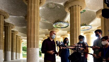 El regidor Eloi Badia en la Sala Hipóstila rehabilitada del Park Güell.