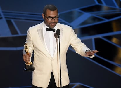 Jordan Peele recebe o Oscar de Melhor Roteiro Original pelo filme 'Corra'.