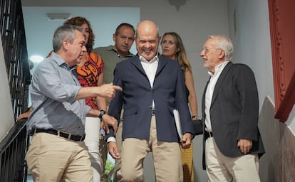 El expresidente de la Junta de Andalucía, Manuel Chaves, en el centro, junto al secretario general de PSOE, Juan Espadas, a su izquierda; y el presidente del PSOE, Manuel Pezzi, a su derecha, el pasado 18 de julio en Sevilla.